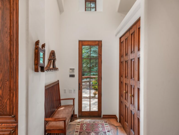 Luxurious Ski-in/ Ski-out Vacation Home - Family-Friendly Retreat